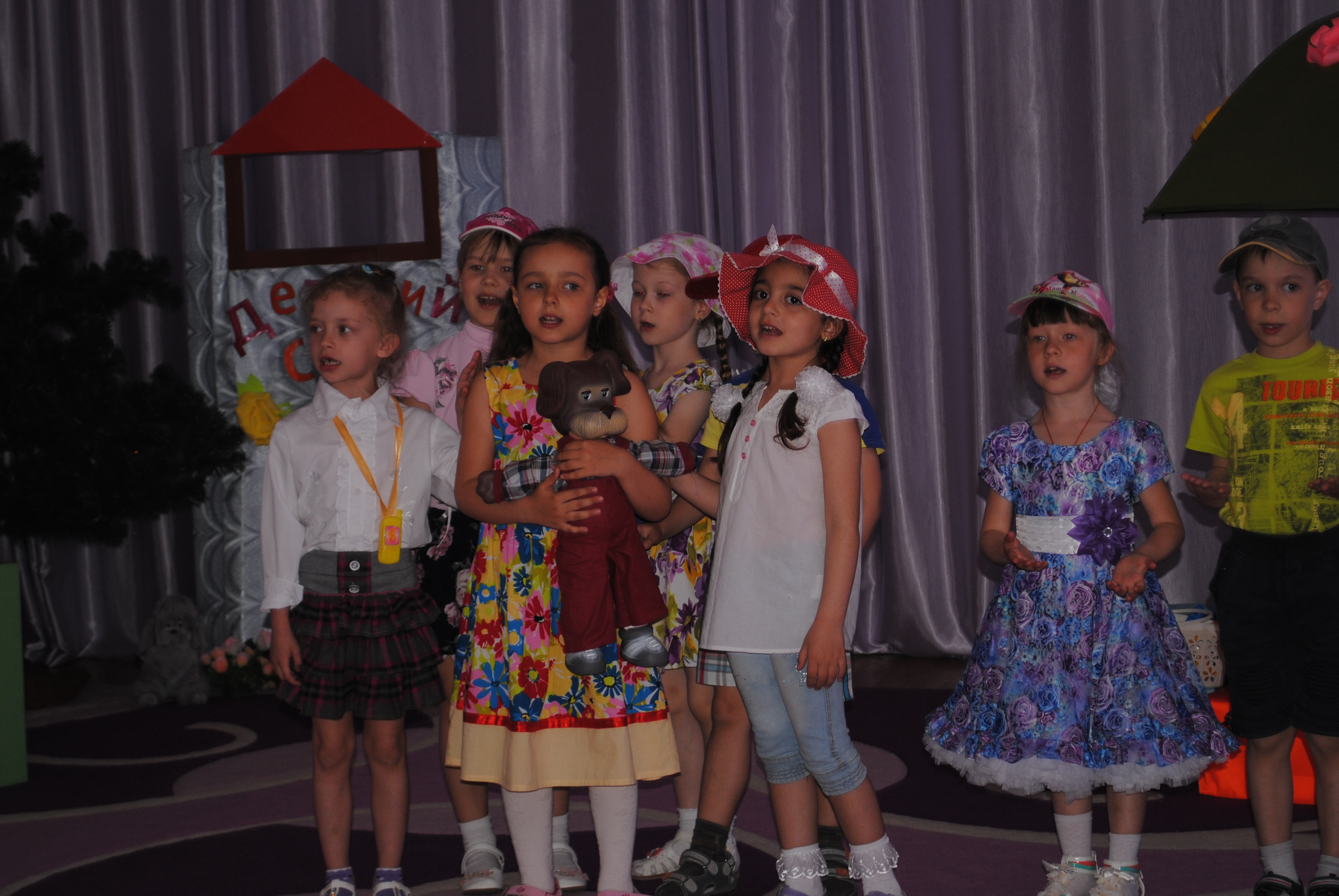 Девочка Полина поет песню с детьми из детского сада