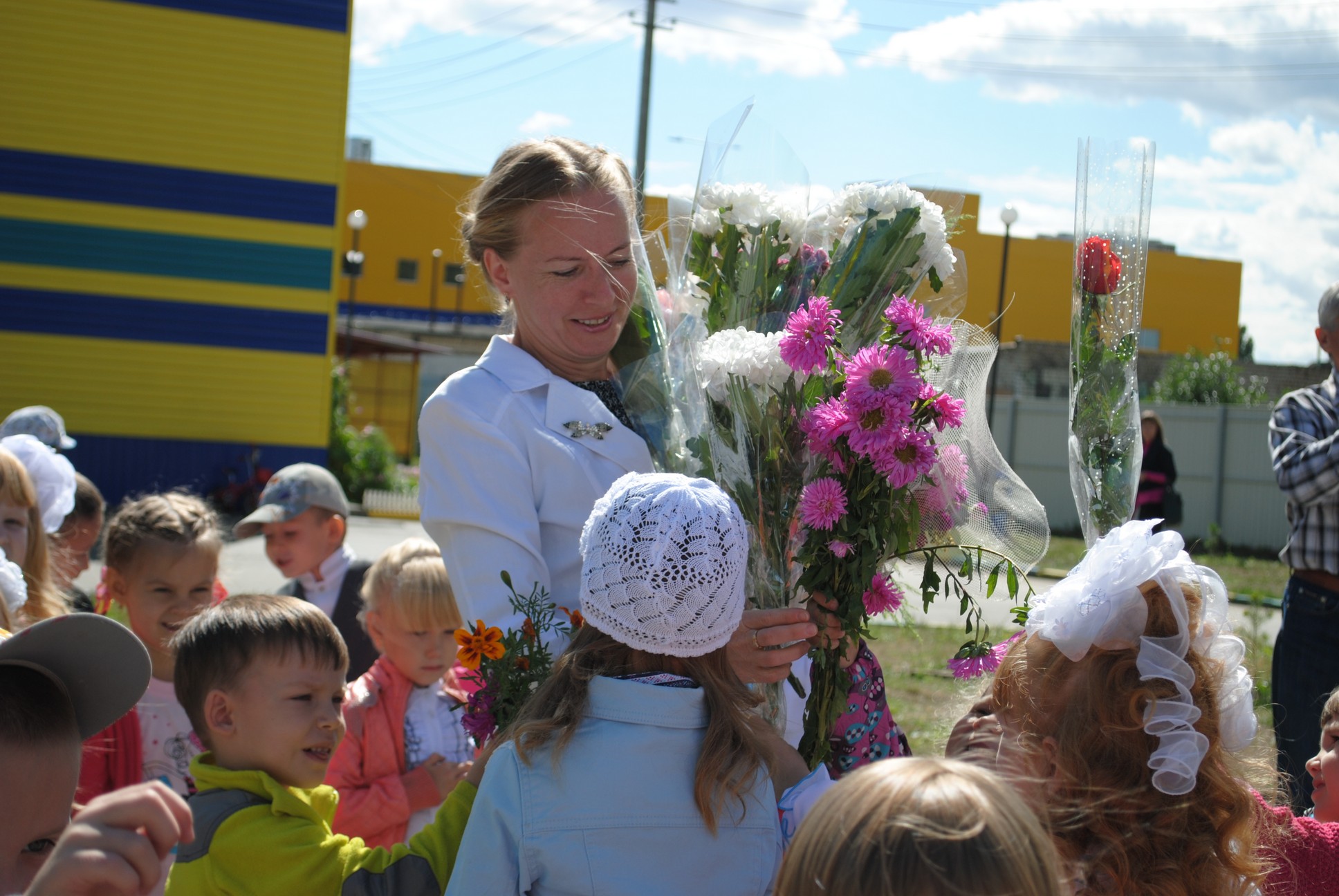 Дети дарят цветы своим воспитателям