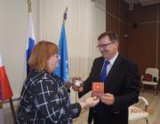 С.Ю.Цикунов вручает медаль "За Педагогическое мастерство" Е.Б. Бычкуновой