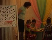 НОД с детьми старшей группы проводит учитель-дефектолог Куценко Ольга Александровна, тема: "Приключение на ферме"