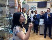 Гришанцова Ирина Родионовна Директор гимназии, кандидат педагогических наук, Почётный работник общего образования РФ встречает членов комиссии