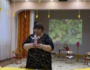 Крючкова Надежда Сергеевна, воспитатель МАДОУ «Детский сад №74»  ЭМР демонстрирует процесс изготовления куклы - оберега