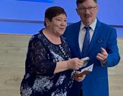 С.Ю. Цикунов вручает медаль «За педагогическое мастерство»  Аюповой Ирине Павловне, воспитателю МБОУ «СОШ с.Первомайское» Ровенского района