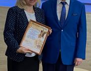 С.Ю. Цикунов вручает Почетную грамоту ЦС Педобщества Исхаковой Элле Михайловне, старшему воспитателю МДОУ «Детский сад №81» ЭМР