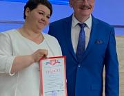 С.Ю. Цикунов вручает Почетную грамоту Саратовского областного отделения общественной организации «Педагогическое общество России» Сысоевой Ольге Сергеевне, старшему воспитателю МДОУ «Детский сад с. Шумейка» ЭМР