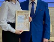 С.Ю. Цикунов вручает Почетную грамоту ЦС Педобщества рифоновой Людмиле Яковлевне, учителю - логопеду МАДОУ «Центр развития дошкольного образования «Лучик» ЭМР