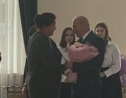 Министр образования Саратовской области вручает цветы педагогам