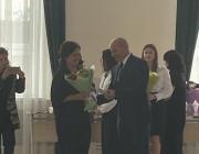 Министр образования Саратовской области вручает цветы педагогам