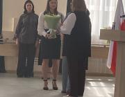 Министр образования Саратовской области вручает цветы педагогам